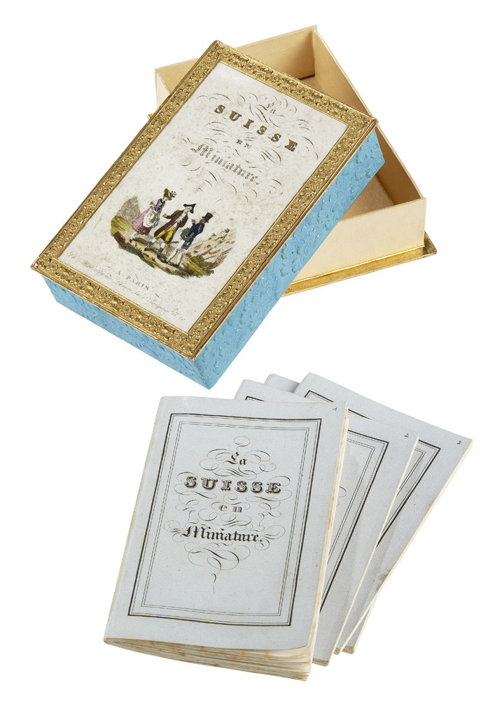 Schatulle mit Prägedekor, stellenweise vergoldet, dazu 5 kleine Hefte